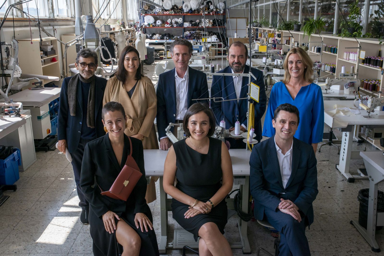 El nuevo consejo de administración de Adolfo Domínguez posando en el taller.