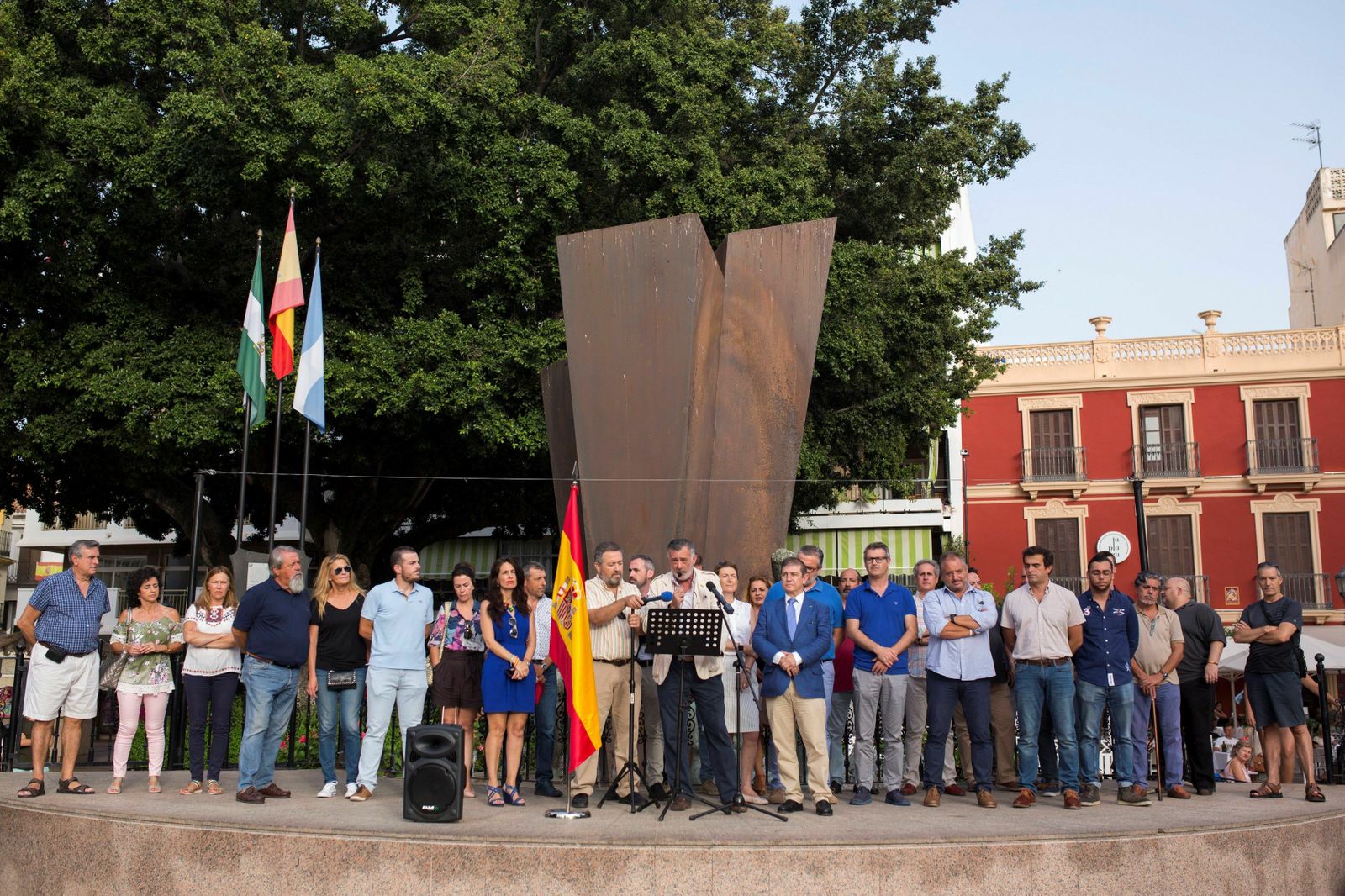 Concentración de militantes de Vox, el jueves por la tarde en Fuengirola, a favor del indulto de Borja.