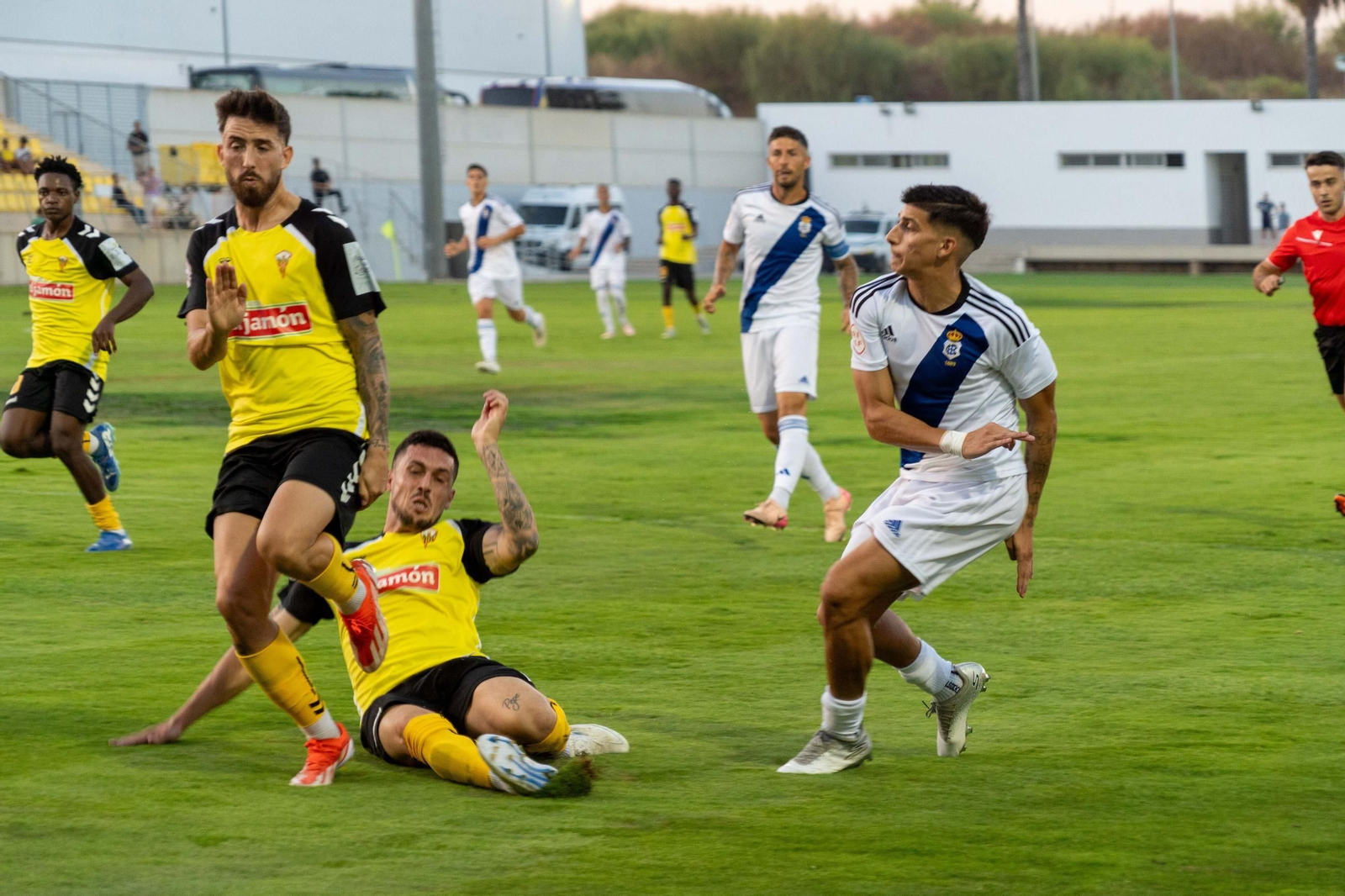 Paolo trata de poner un centro en el Trofeo de la Bella.