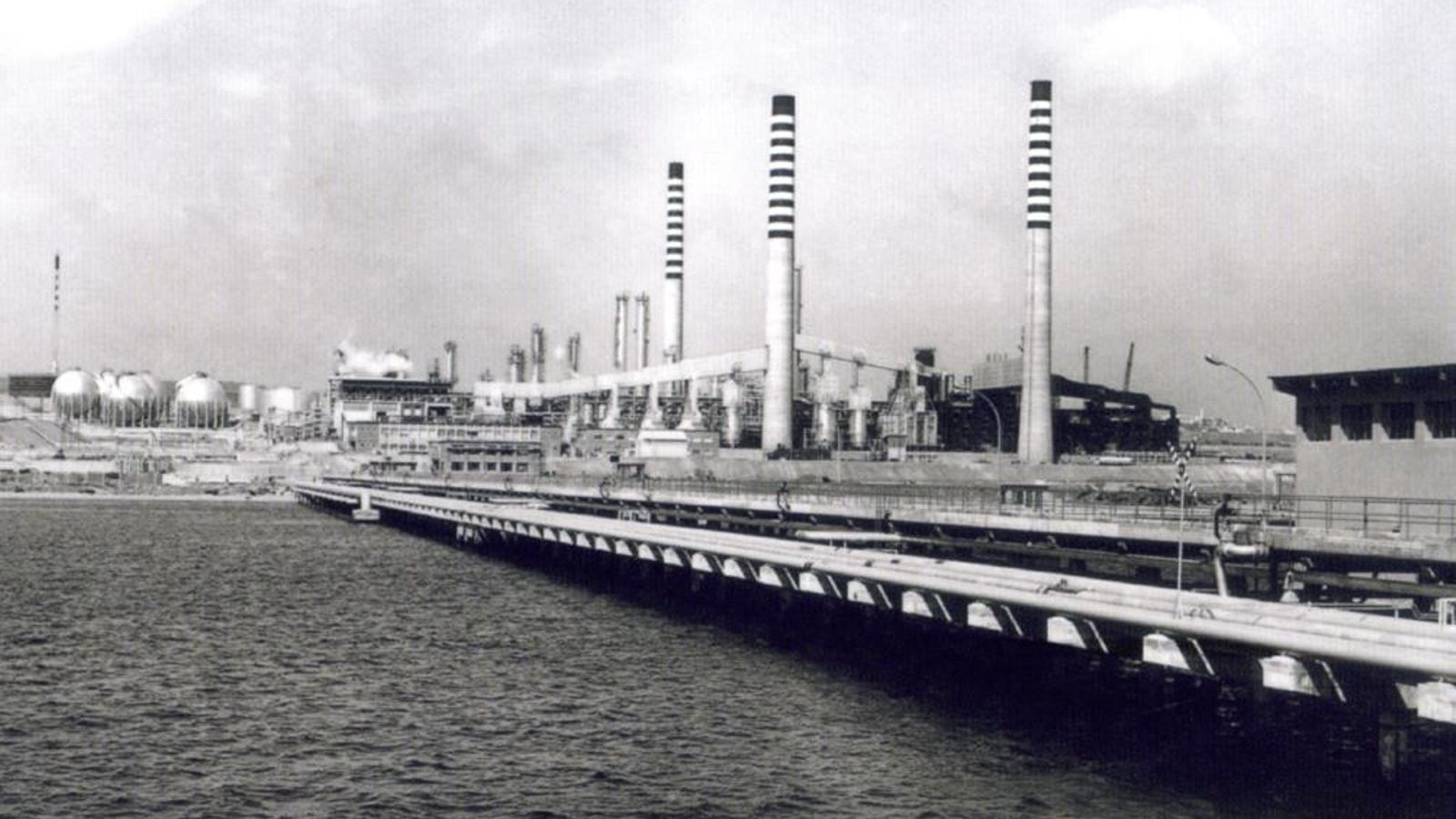Pantalán de la Refinería Gibraltar de Cepsa en el año 1967.
