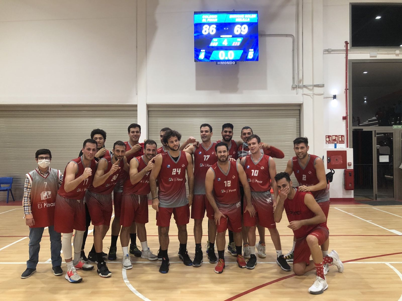 El Colegio El Pinar, tras ganar el partido.