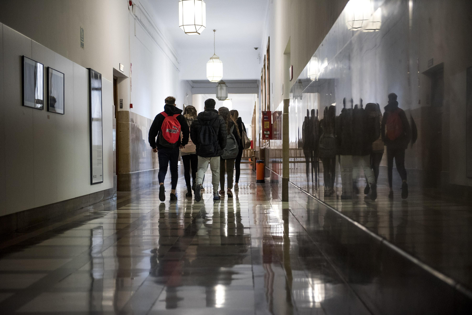 Imagen de archivo de un grupo de estudiantes en el Espacio V Centenario.