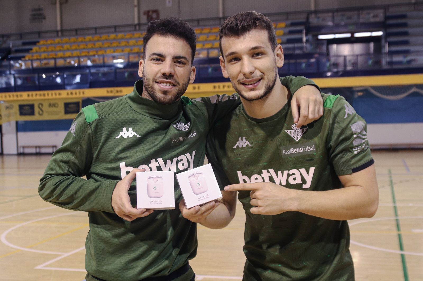 Elías Beltrán y Eric Pérez muestran sus premios como mejores jugadores en los meses de febrero y marzo.