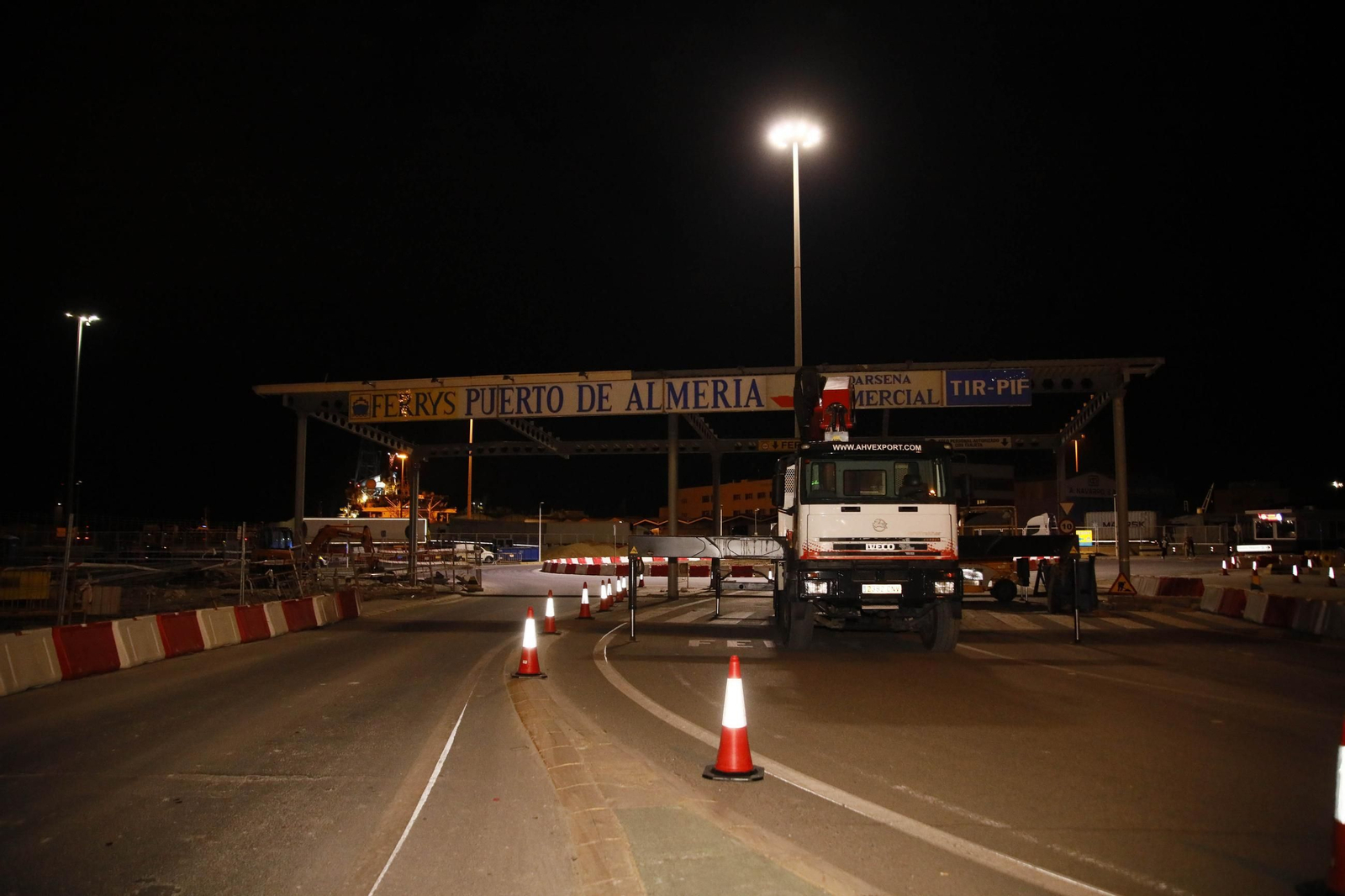 Las imágenes del derribo de la marquesina de la entrada al Puerto de Almería