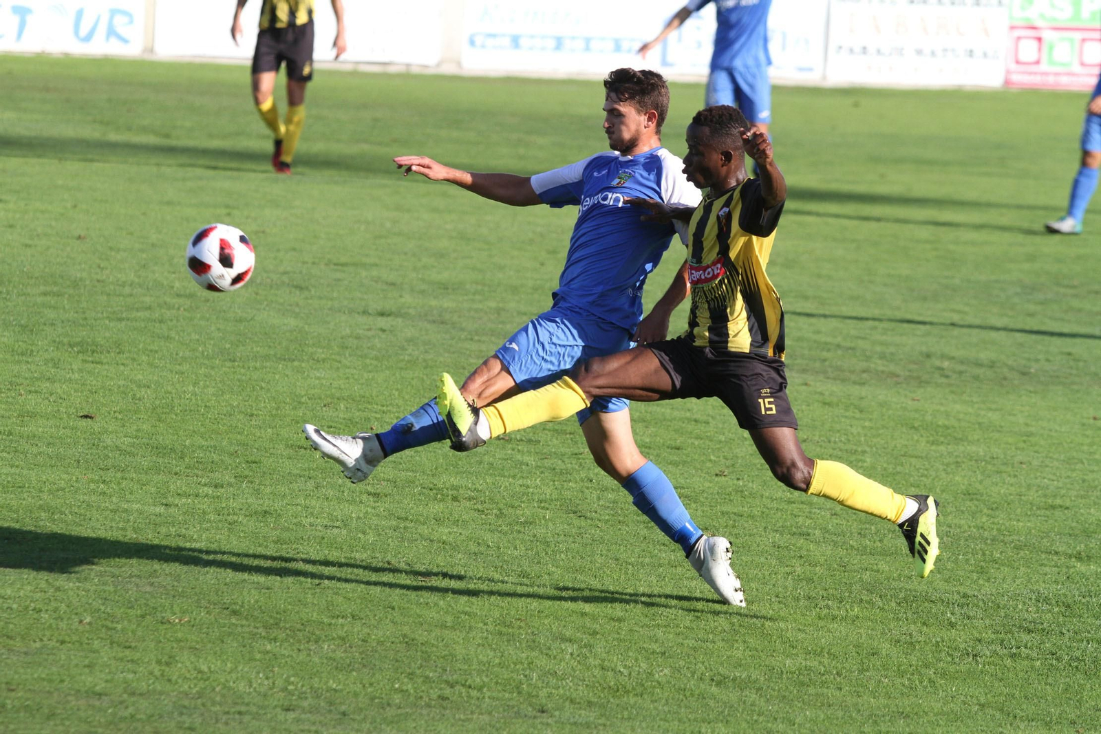 Un jugador del San Roque disputa un balón en un partido anterior. Un jugador del San Roque disputa un balón en un partido anterior.