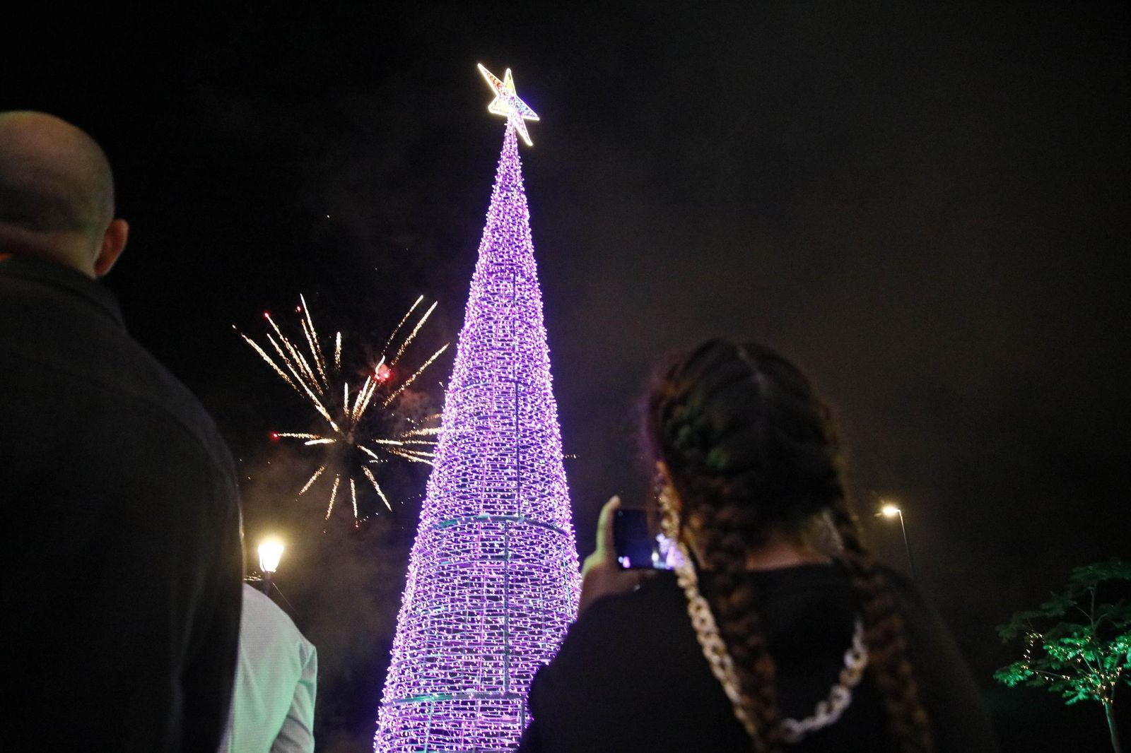 Las imágenes del encendido de la iluminación navideña en el Hospital Torrecárdenas de Almería