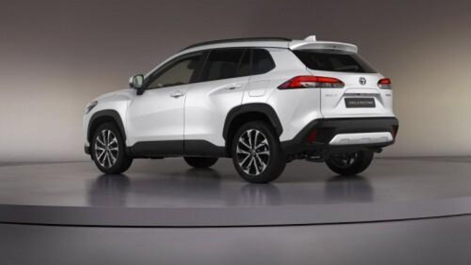 En el caso de la versión 1.8 Hybrid el consumo medio combinado es de 4,9 l/100 km y en el de la 2.0 Hybrid de 5 l/100 km.