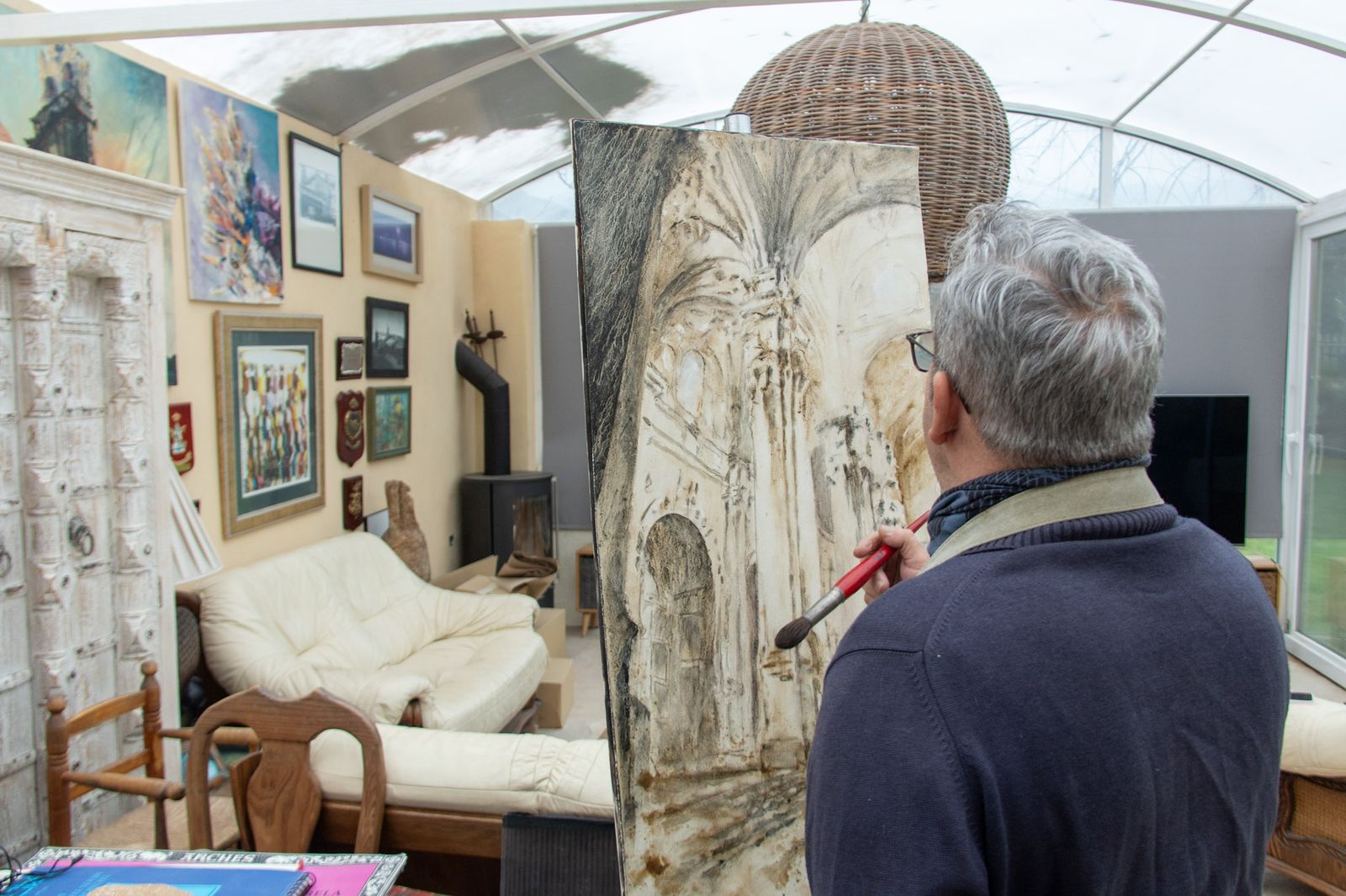Heredia en su estudio con una de sus pinturas