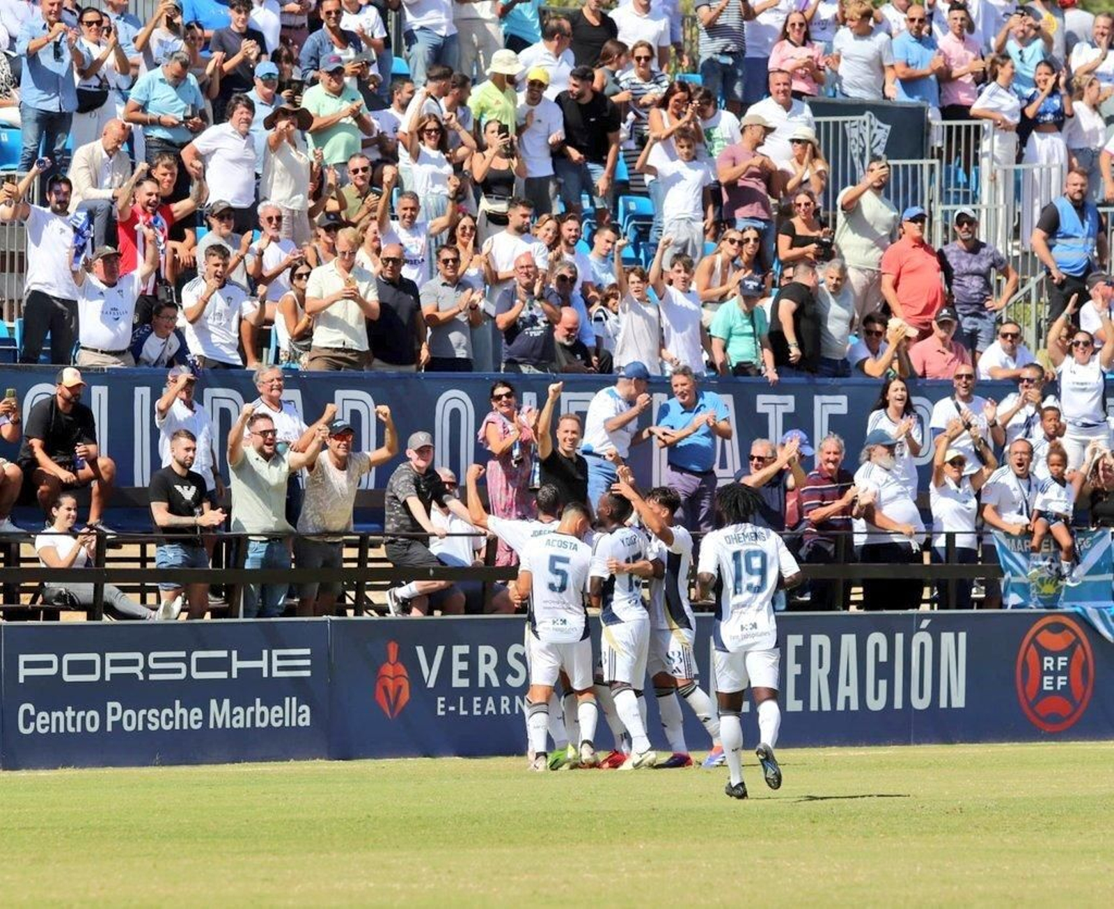 Los jugadores del Marbella FC celebran Los jugadores del Marbella FC celebran