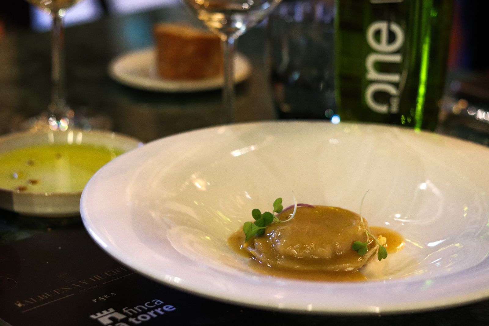 El raviolón relleno de langostinos al ajillo de Balbuena y Huertas, con arbequina de Finca la Torre.