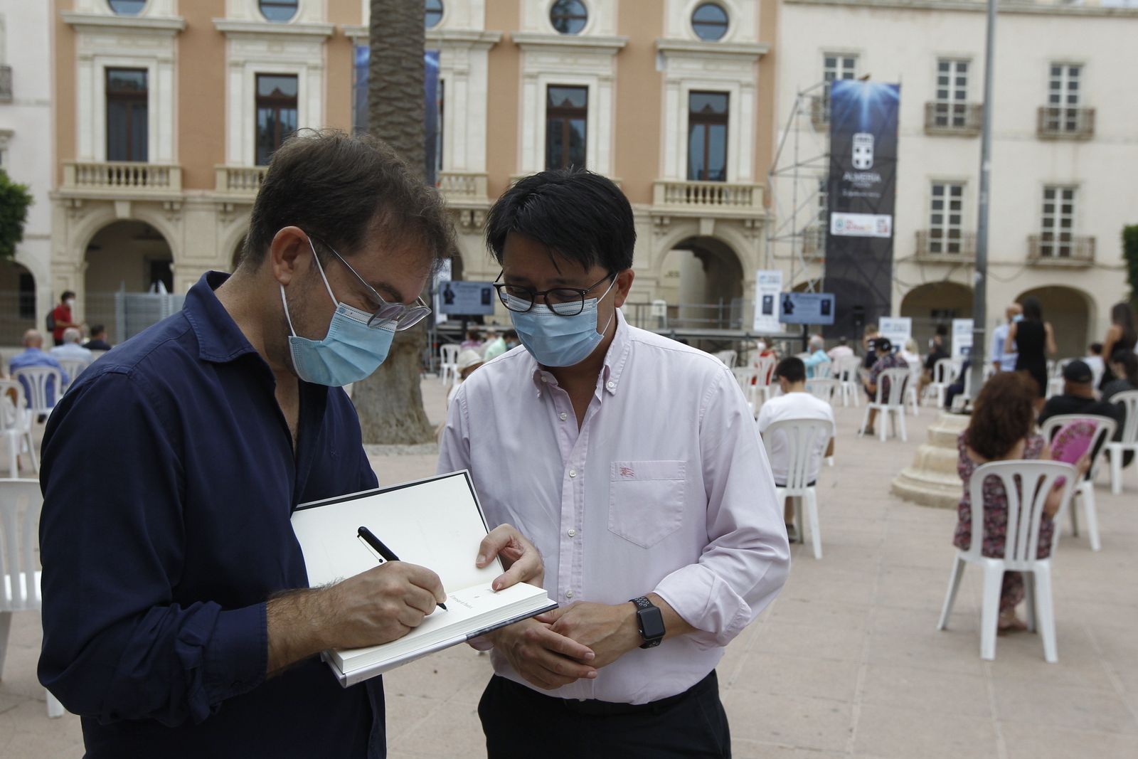 Fotogalería El Diario de los Libros, con el escritor Javier Sierra.