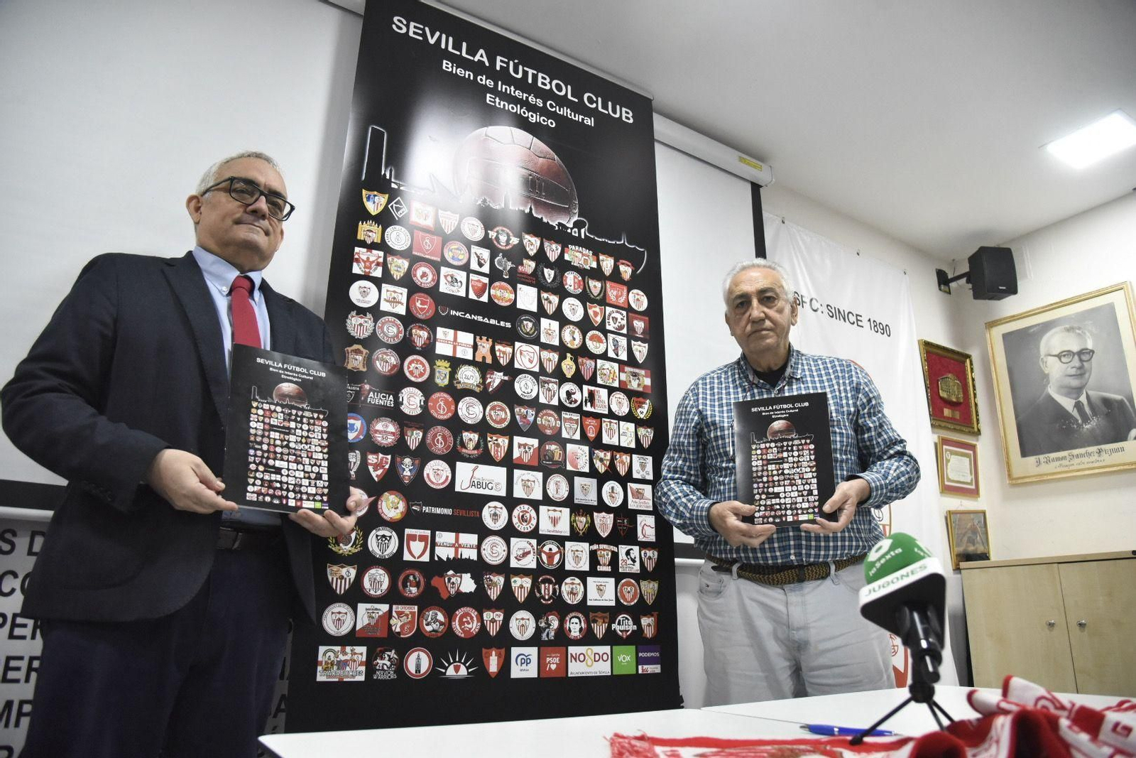 Joaquín González Stetzelberg y Antonio Vázquez (AU) presentan su exhorto al sevillismo.