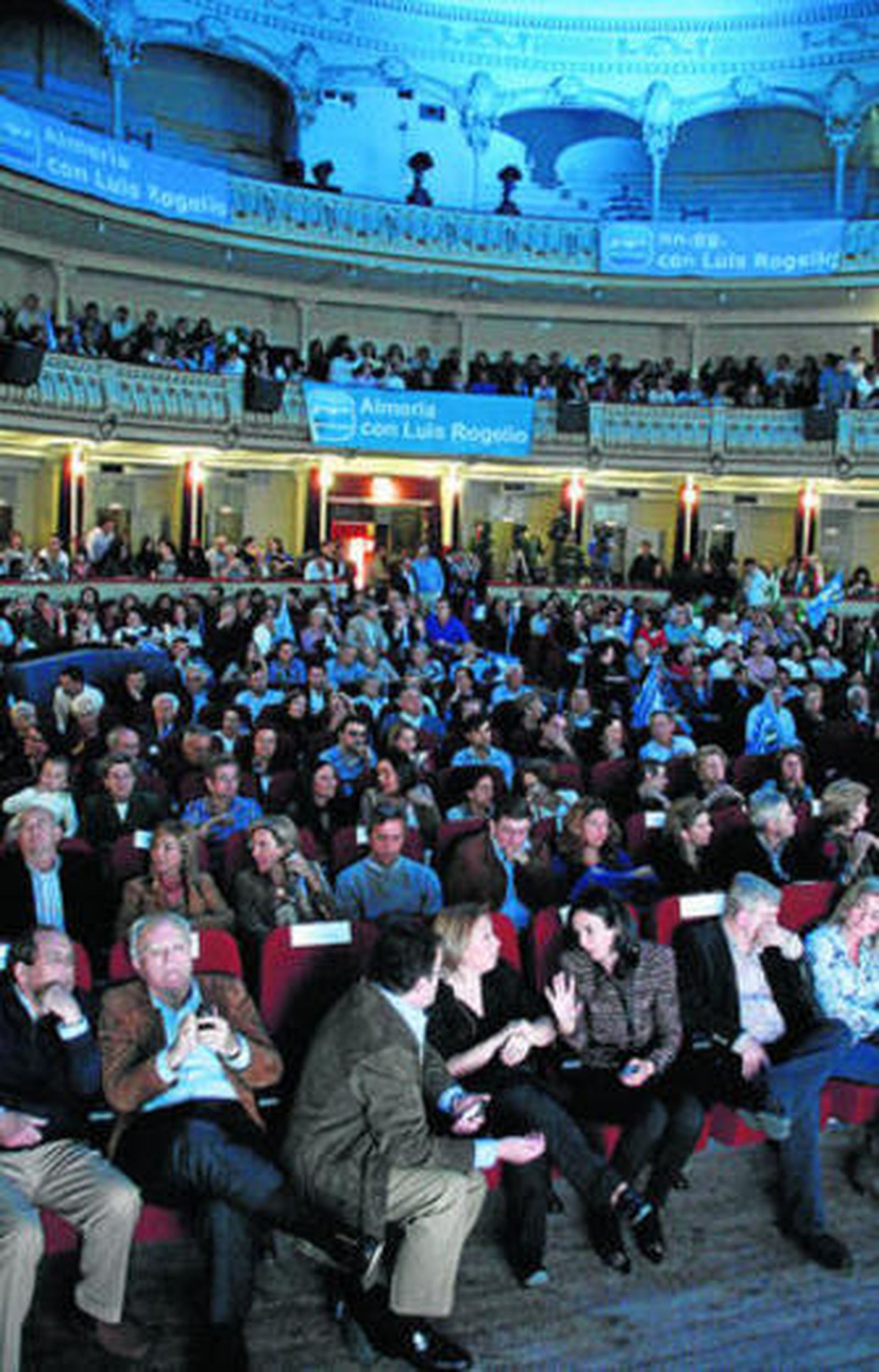 'Almería con Luis Rogelio', es el mensaje que podían leer los candidatos.