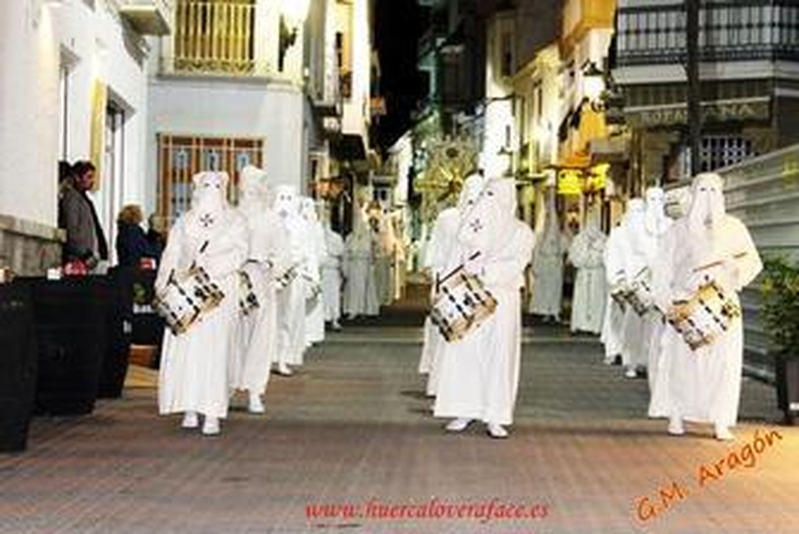 La Banda Blanca da el paso con el retumbar de sus tambore y bombos.