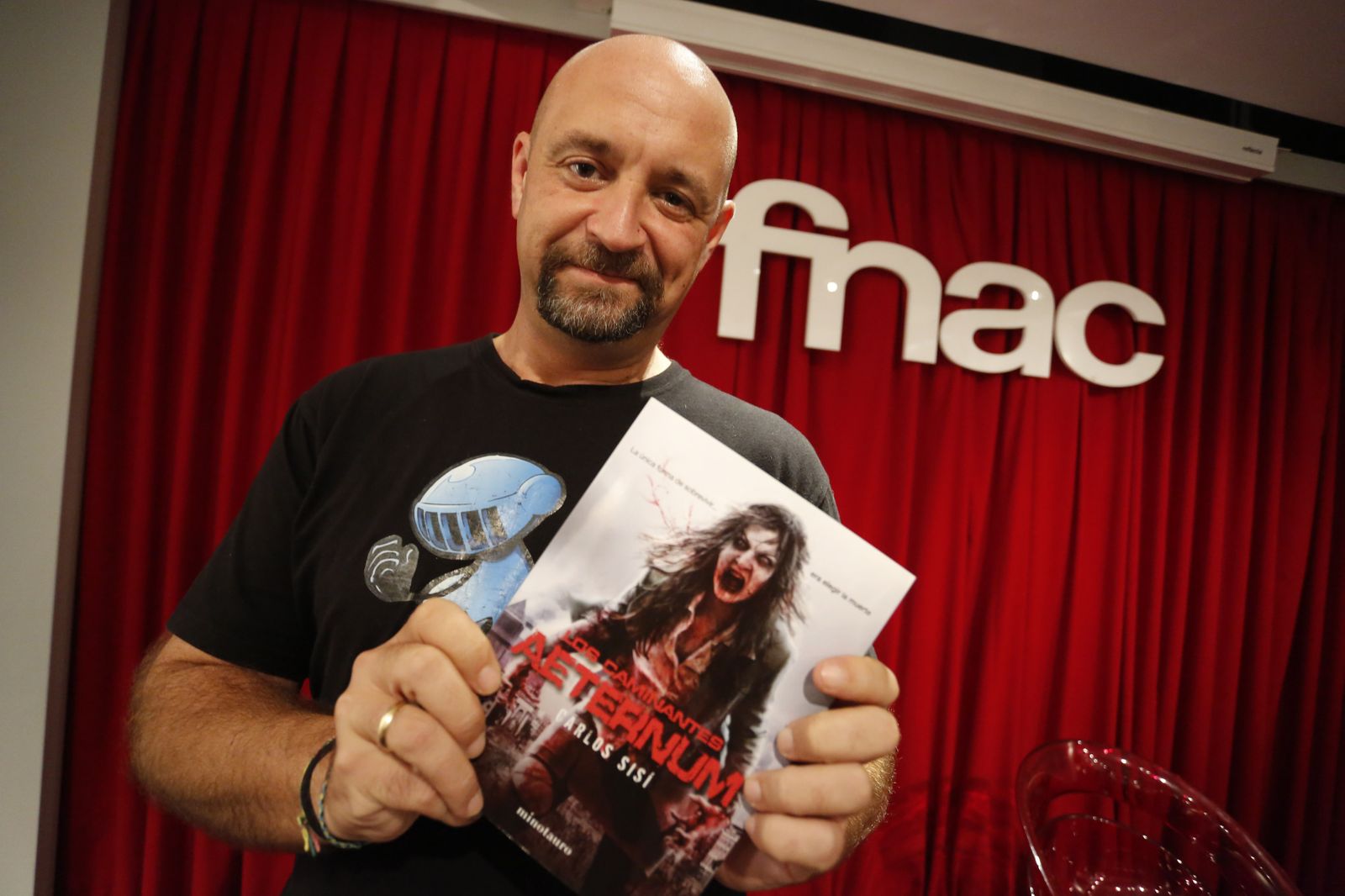 Carlos Sisí (Madrid, 1971), con un ejemplar de 'Aeternum', cuarta entrega de 'Los caminantes'.