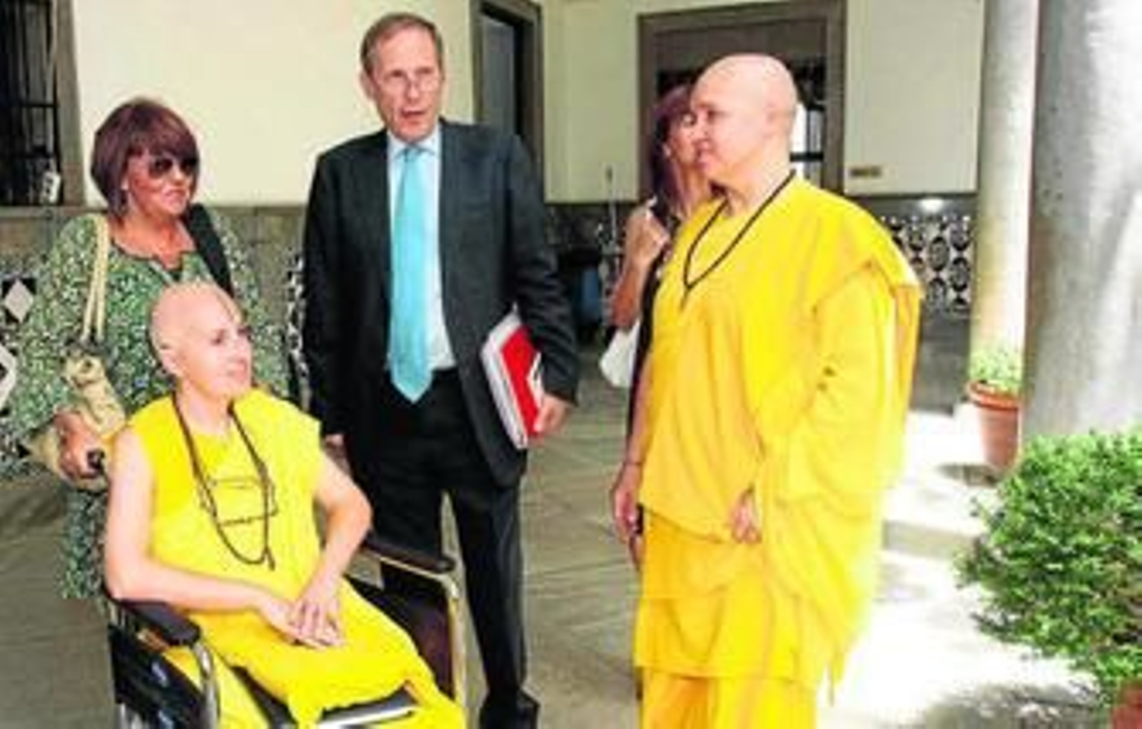 Las dos acólitas, junto al defensor del Ciudadano, Melchor Sáiz-Pardo.