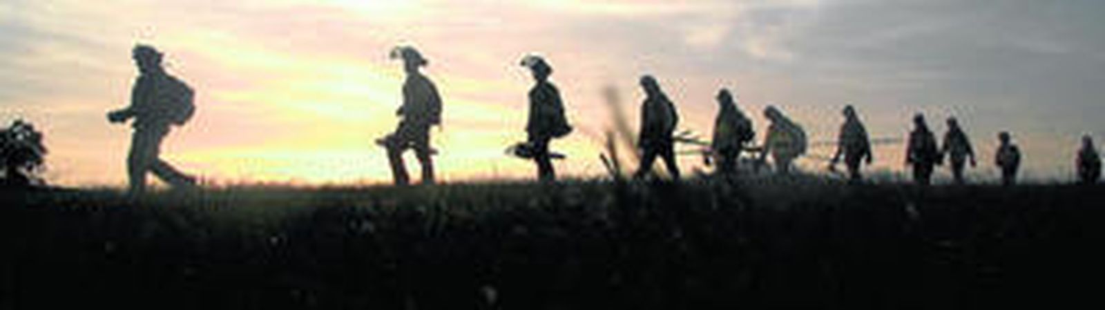 Manuel H. Martín, director de 'La vida en llamas'. Arriba, un fotograma de la película.