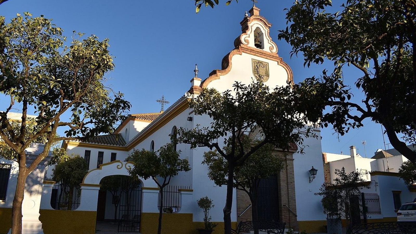 Vista de la fachada de la iglesia parroquial de El Cuervo de Sevilla.