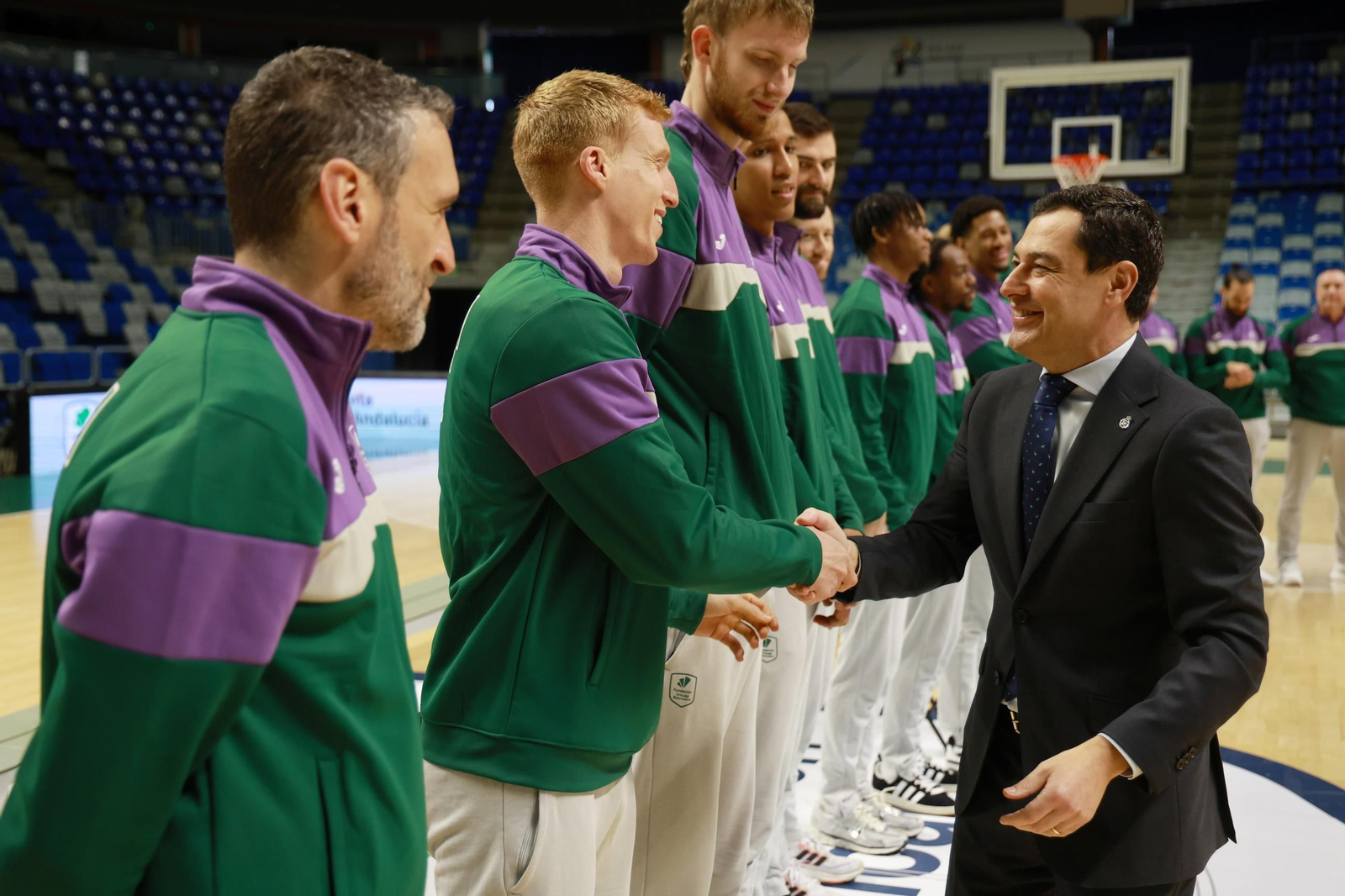 El presidente de la Junta de Andañucía, Juanma Moreno, visita a los campeones de la Copa del Rey