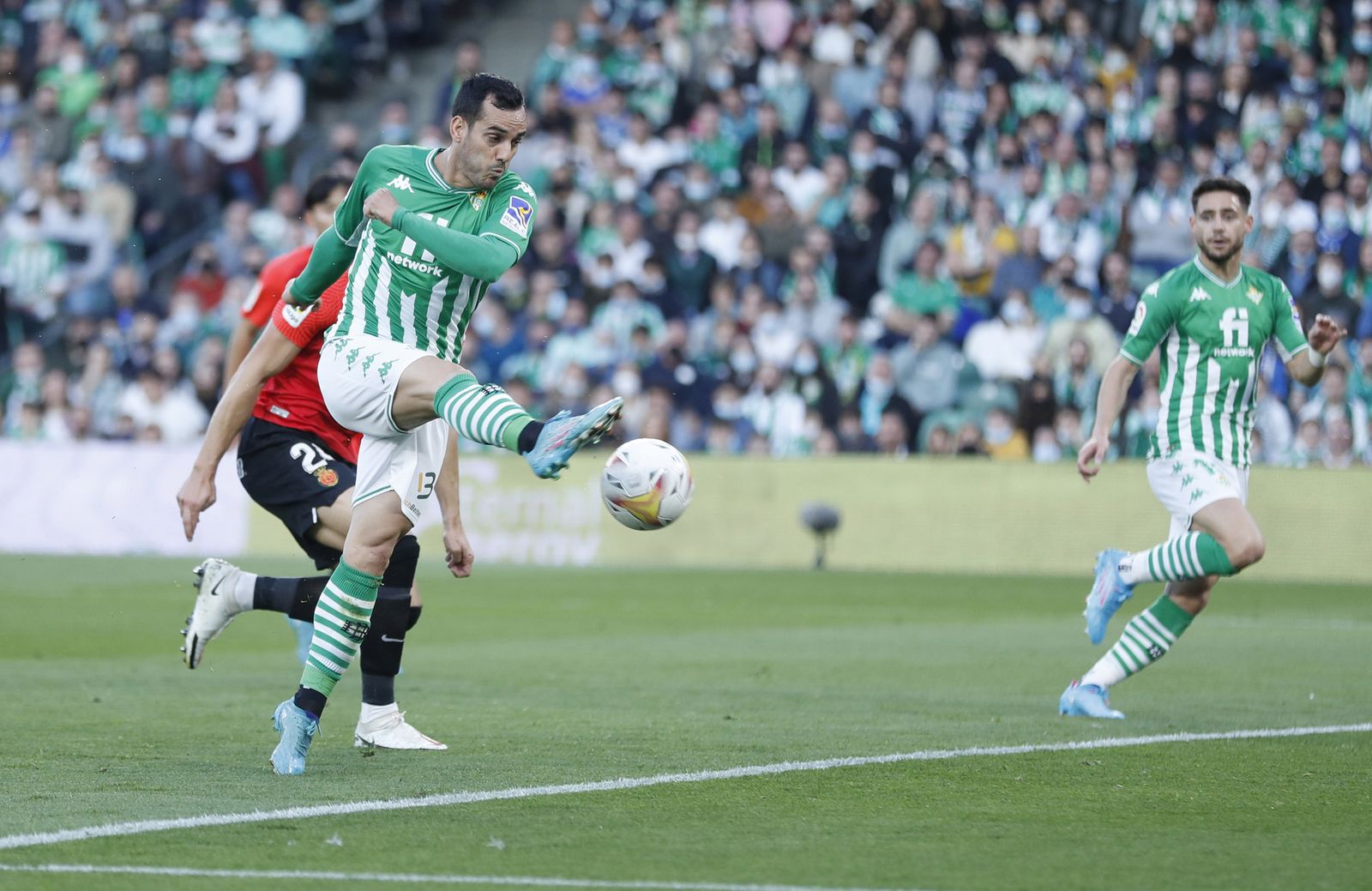 Juanmi, en un disparo ante la meta mallorquinista.