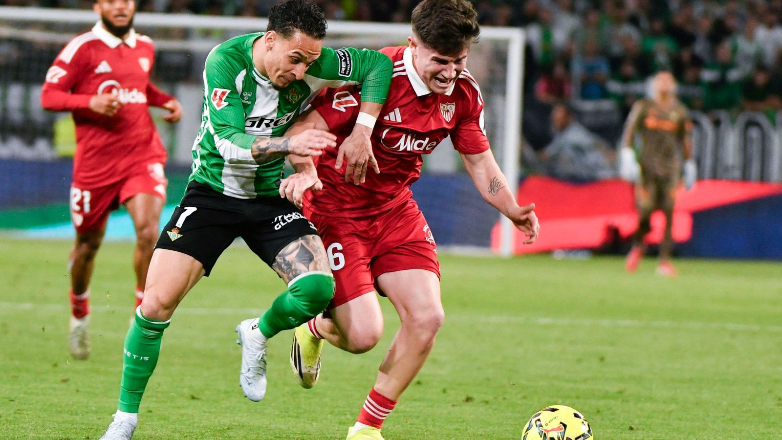 Antony pugna por un balón con Oso.
