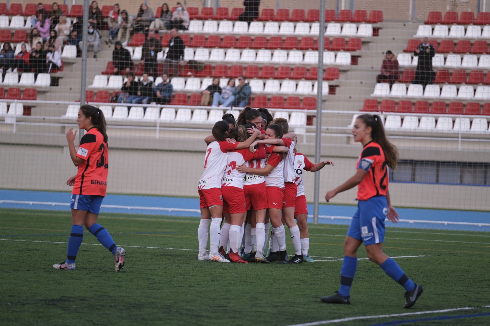 Las jugadoras de la UDA se abrazan tras abrir el marcador.
