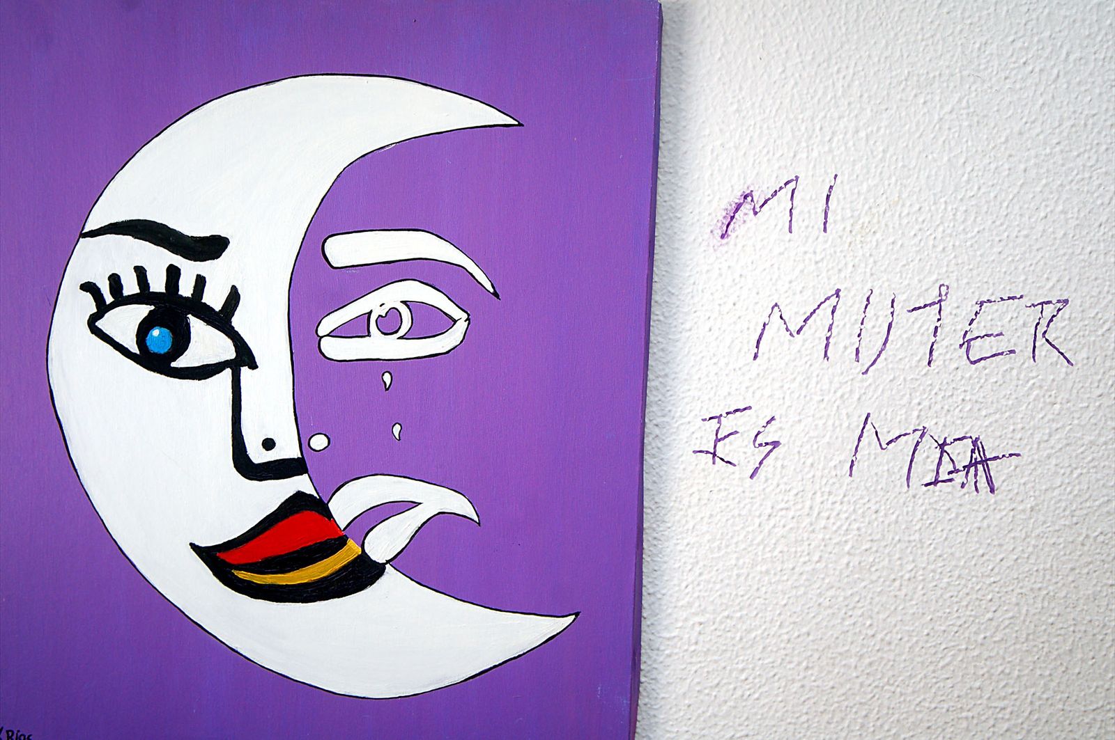 Logotipo de Miriadas e inscripción en la pared tras el asalto que recibió la asociación hace unos años.