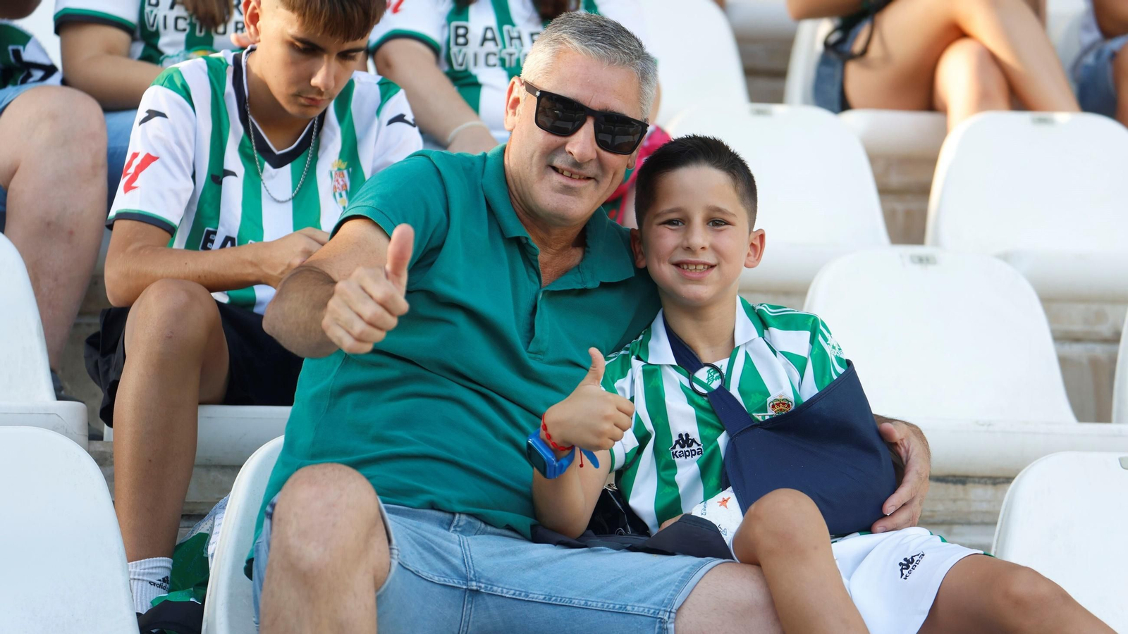 Un padre y su hijo, en El Arcángel para presenciar un partido del Córdoba CF.