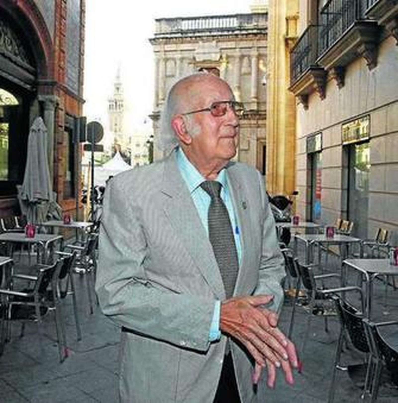 Jacinto Maqueda, con la Giralda al fondo.