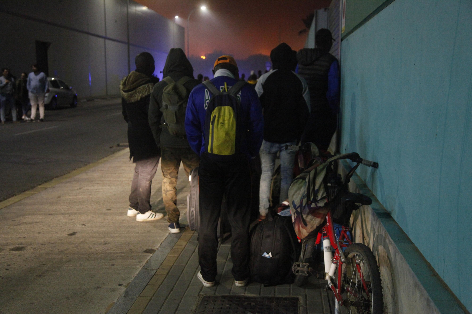 Un incendio obliga a evacuar un asentamiento chabolista en Lepe.