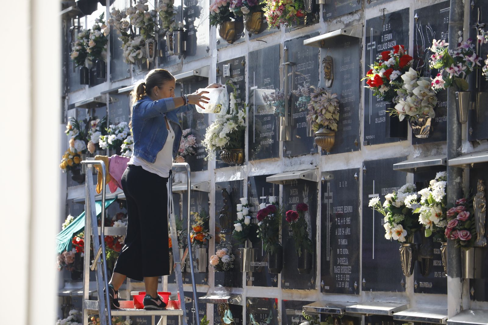 Las imágenes del día de Los Santos en los cementerios de Córdoba