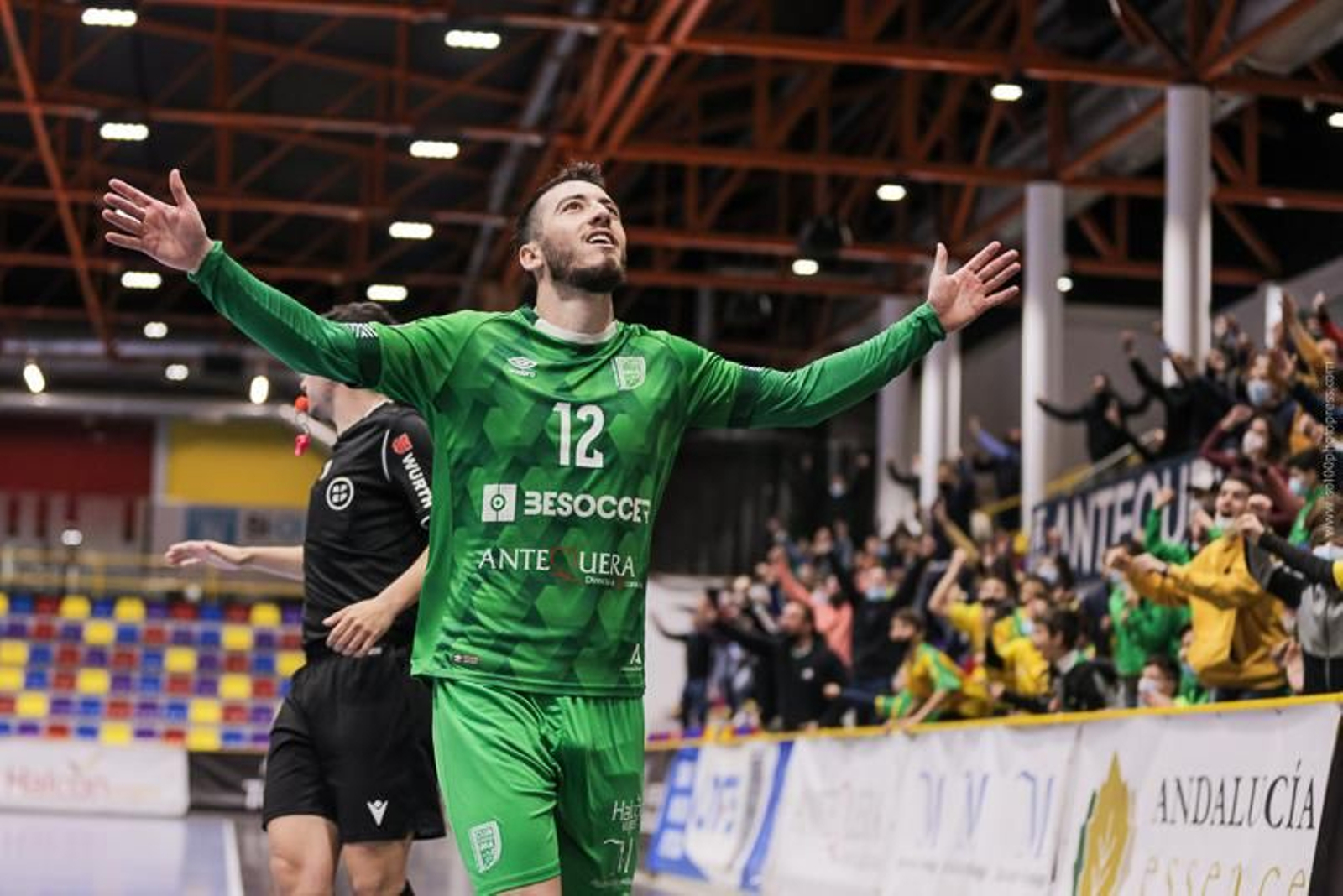 Fernando Cobarro celebra una acción en el Fernando Argüelles.
