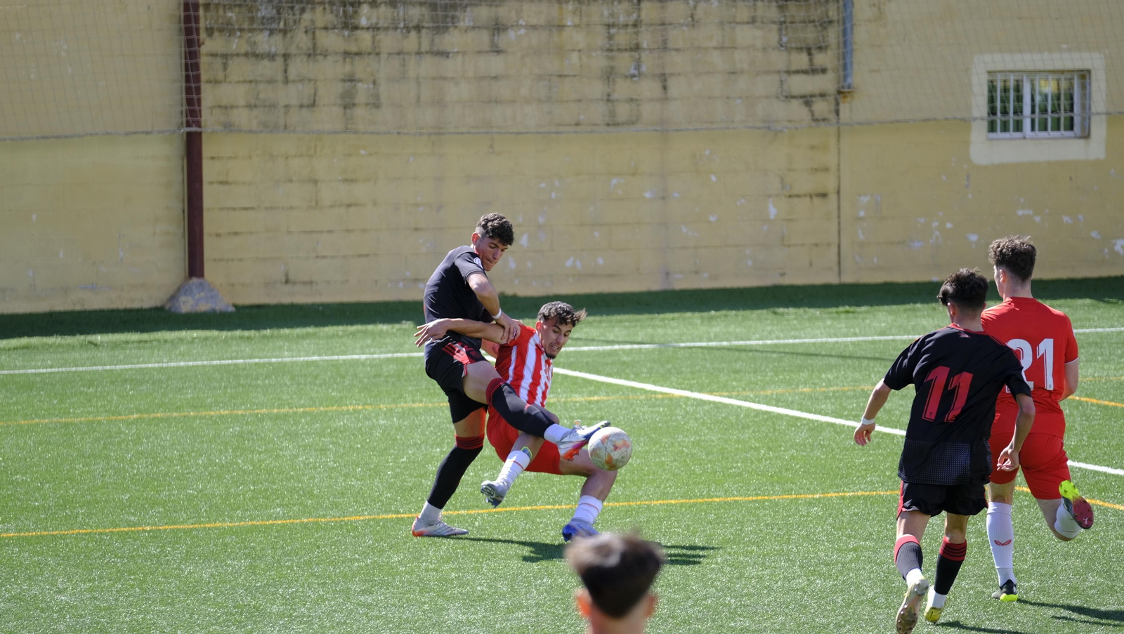 Rachad pugna por un balón con un defensa del Granada.