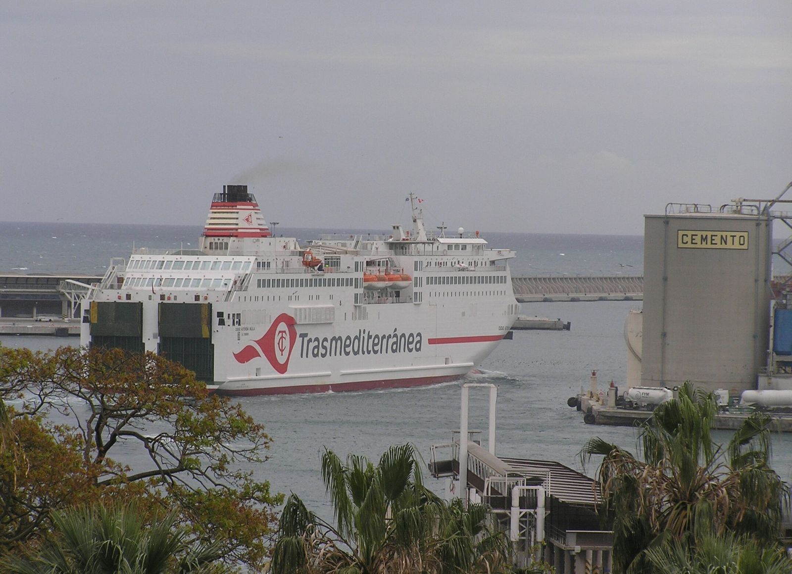 El Melillero saliendo hoy el puerto de Málaga si pasaje llevando solo carga rodada.