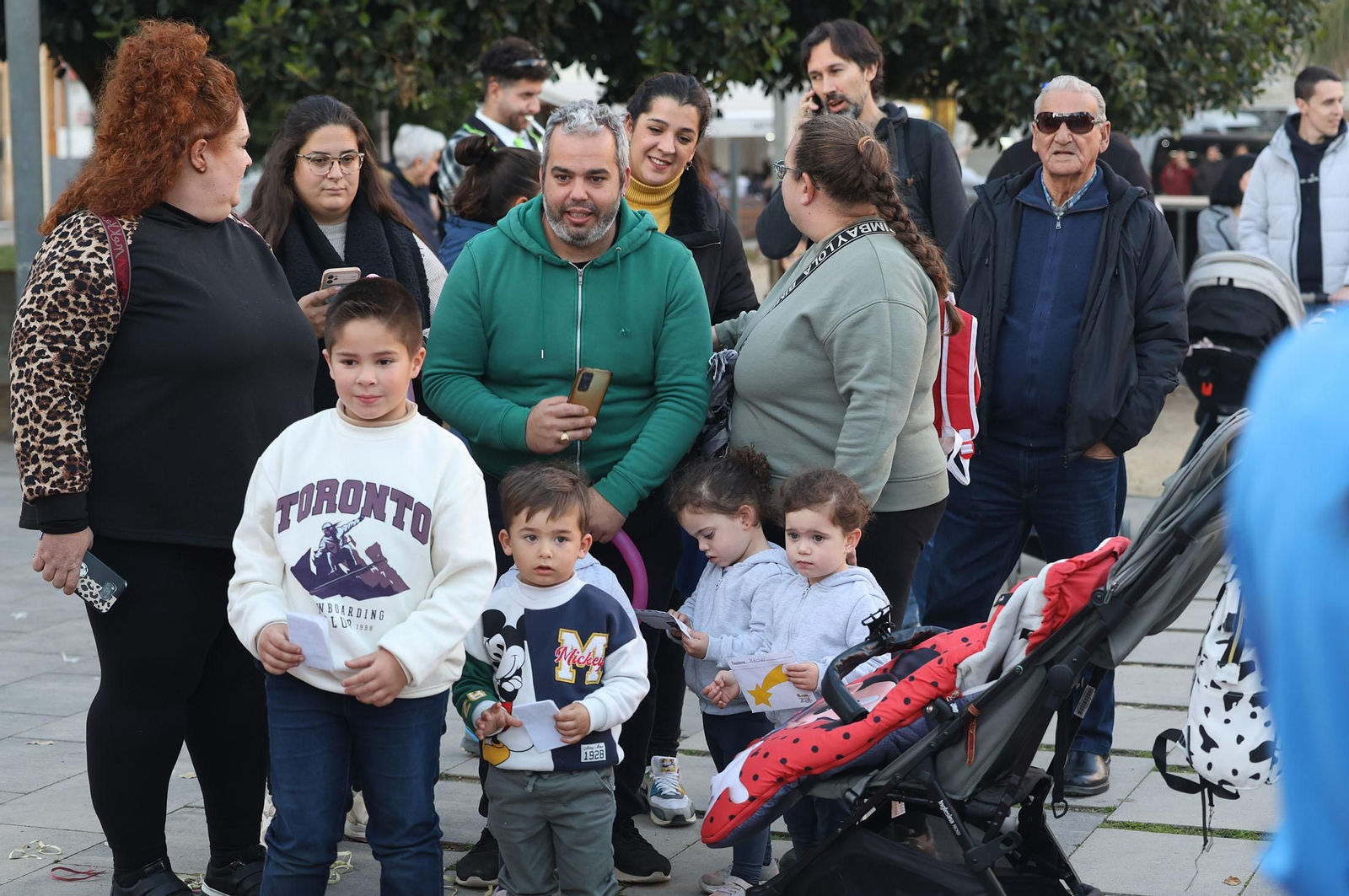 Imágenes del paje Real de SSMM los Reyes Magos recogiendo las cartas de los niños y niñas de Huelva en la plaza Houston