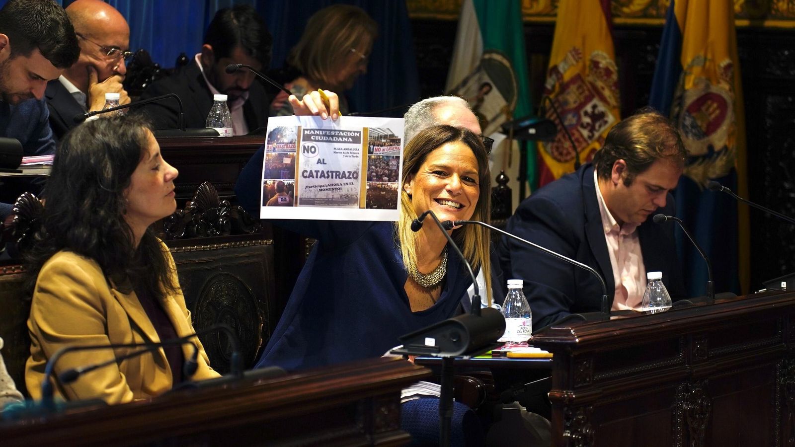 María Solanes muestra un recorte sobre una manifestación del llamado catastrazo.