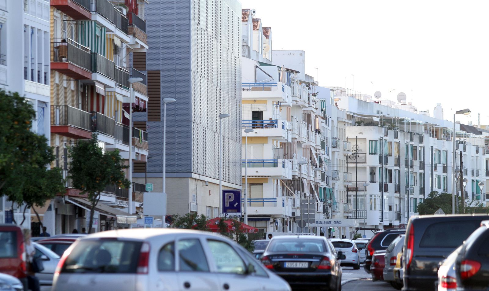 Bloques de viviendas en una de las principales vías de Punta Umbría.