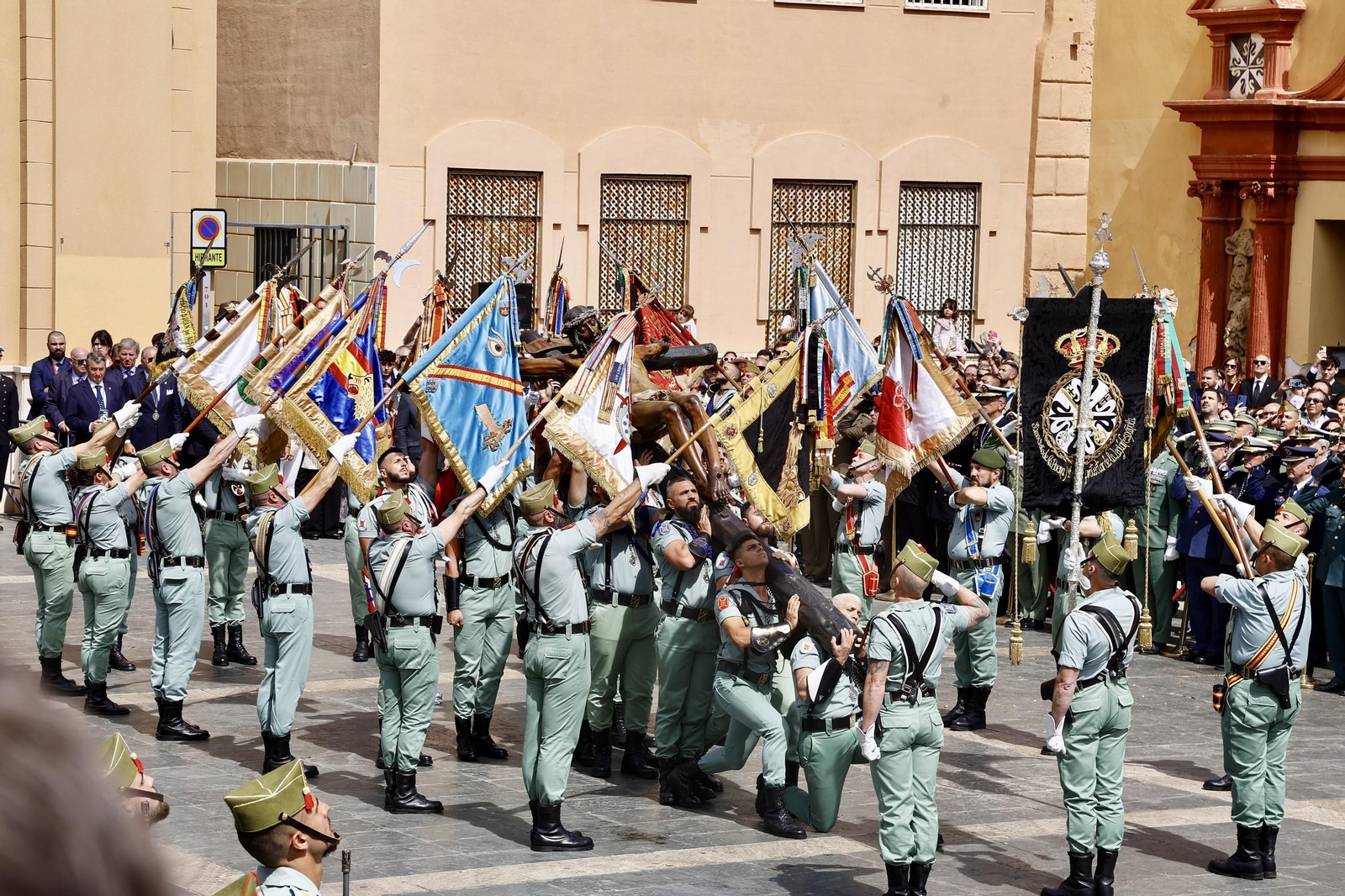 Las fotos de la Legión en el traslado del Cristo de Mena en Málaga este Jueves Santo