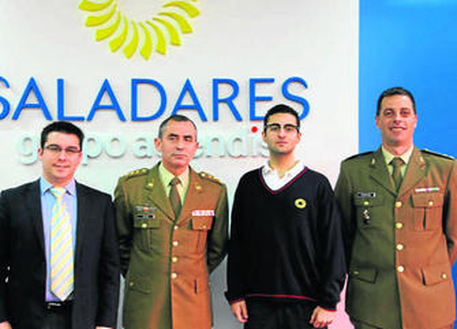 Jorge Khouri recibe el premio del concurso literario de Defensa