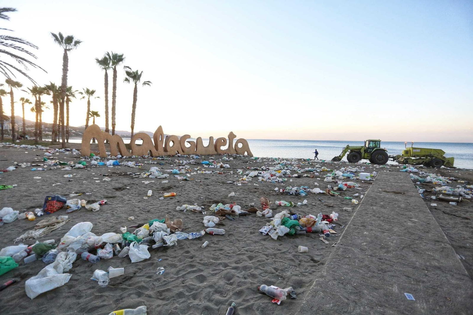 Así han amanecido las playas de Málaga tras la noche de San Juan