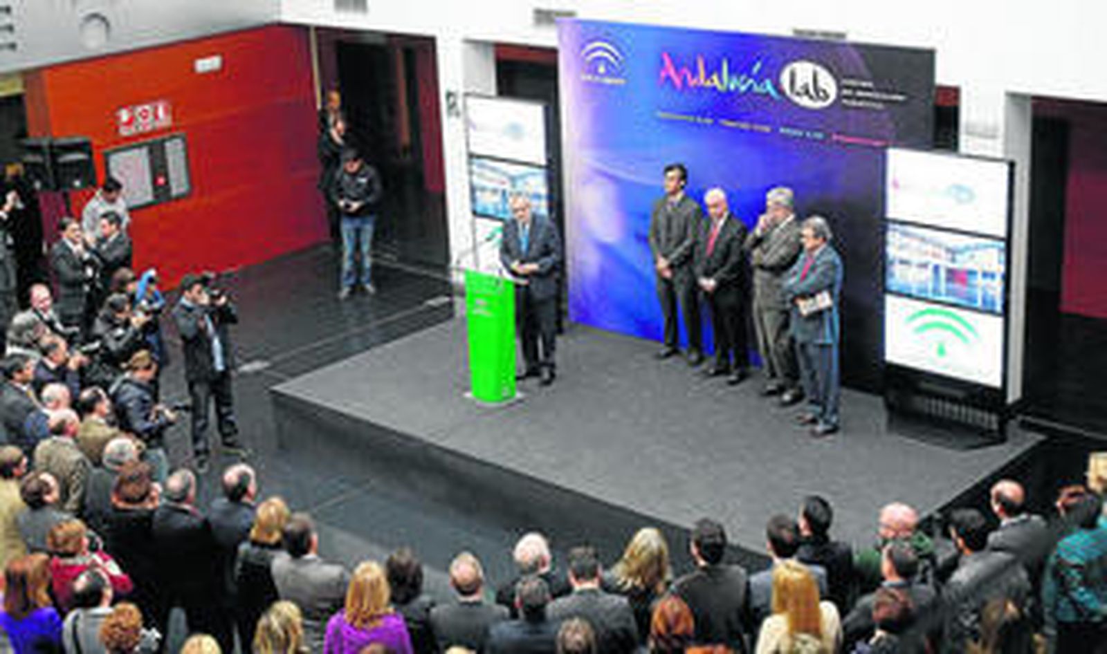 Griñán inverviene durante la inauguración del Andalucía Lab en Marbella, acompañado de Córdoba, Alonso, Ávila y Moreno Peralta, ayer.