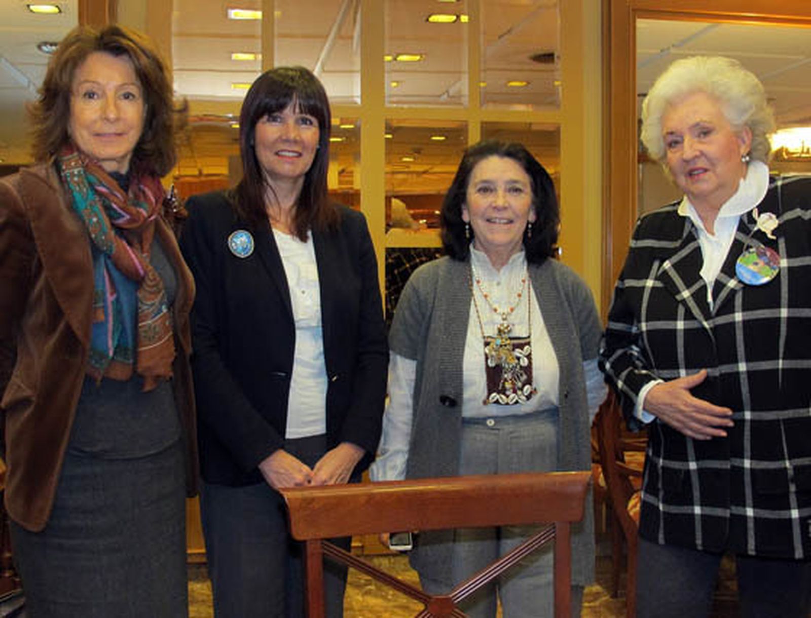 Pina Ferrari, presidenta de Nuevo Futuro en Madrid;  la consejera para la Igualdad y Bienestar Social de la Junta de Andalucía, Micaela Navarro; la presidenta de Nuevo Futuro en Sevilla, María Pepa de la Serna, y la infanta doña Pilar de Borbón, presidenta de honor de Nuevo Futuro  Foto: Victoria Ramírez