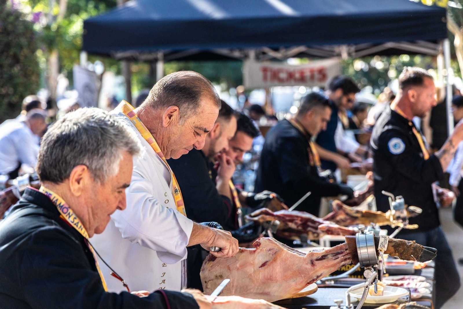 Las imágenes de la Feria Solidaria de Cortadores de Jamón en San Fernando