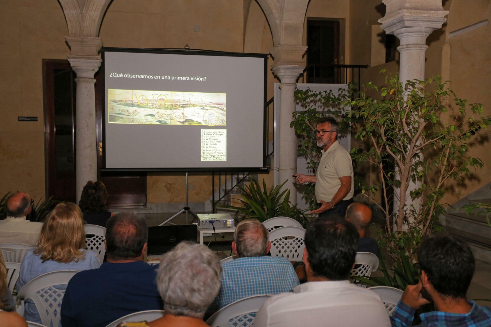 Miguel Ángel Caballero, durante la charla sobre historia de la ciudad ofrecida en el Palacio de Valdivieso.