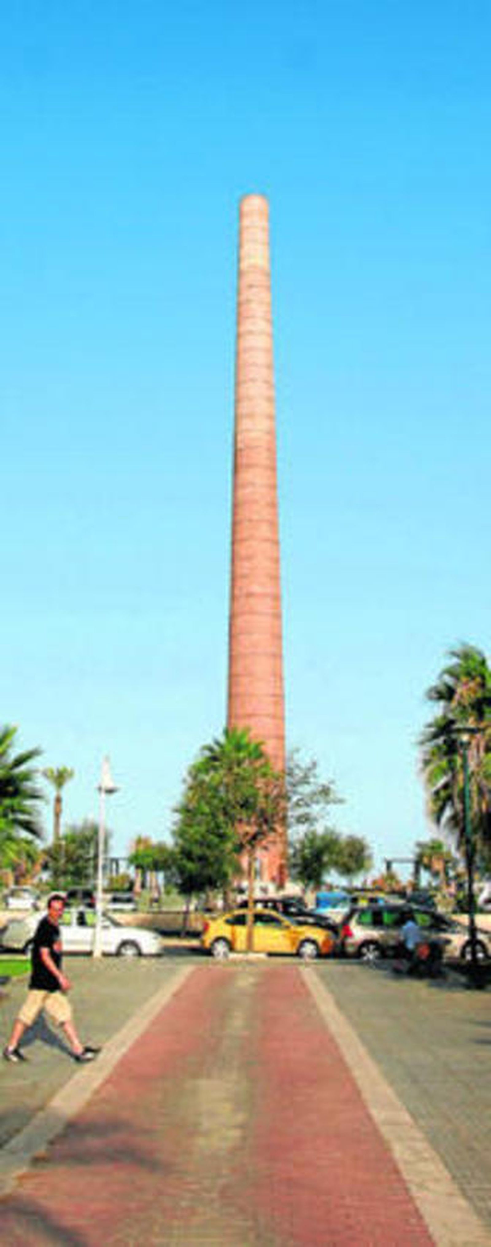 Chimenea Mónica ubicada en el paseo marítimo de la capital.