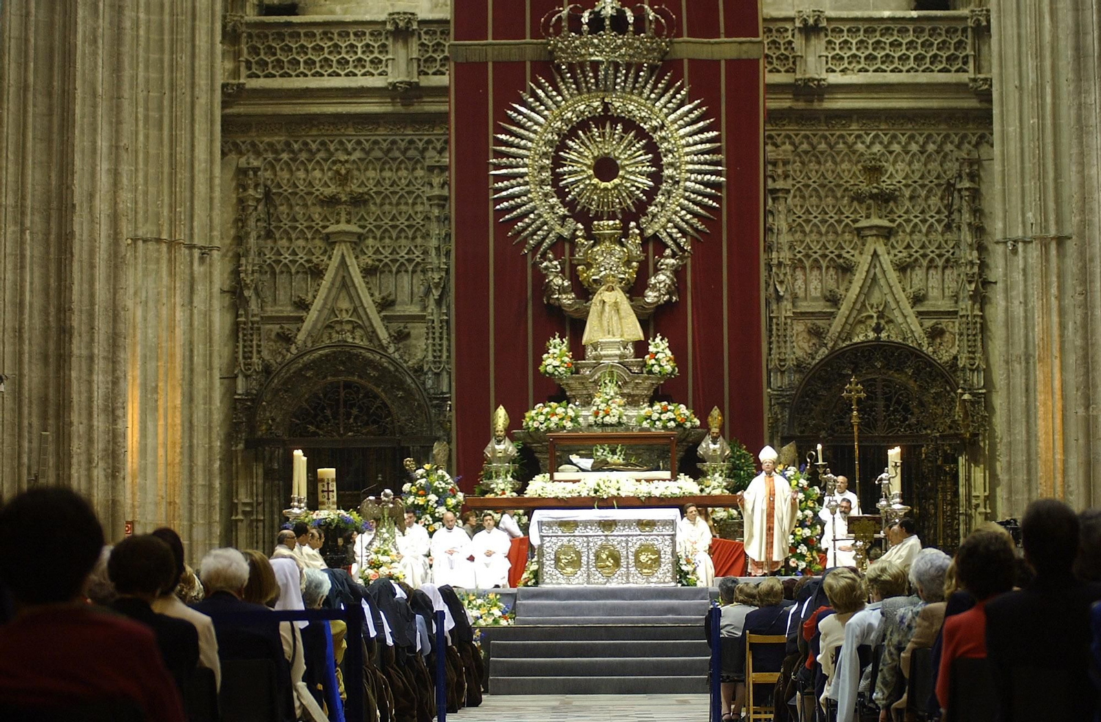 El cuerpo incorrupto de Santa Ángela estuvo en la Catedral en 2003 para celebrar su canonización.
