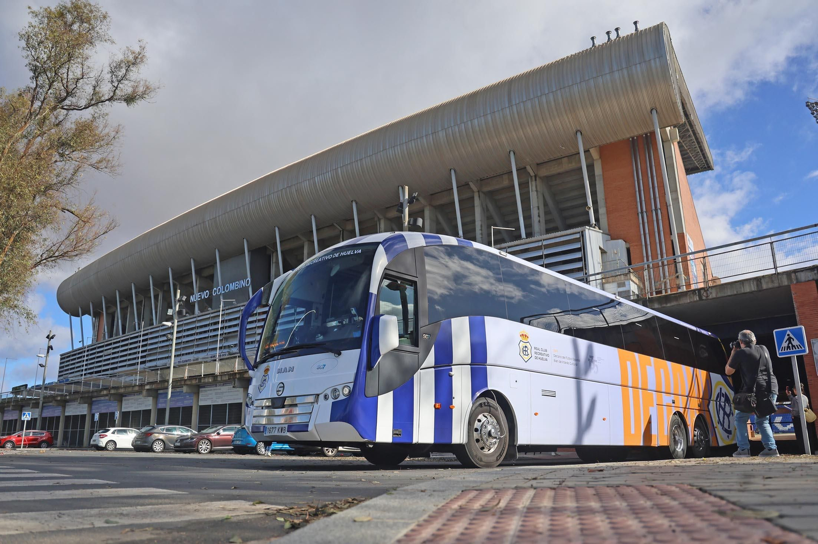 Imágenes de la salida en autobús del Recreativo de Huelva hacia Madrid
