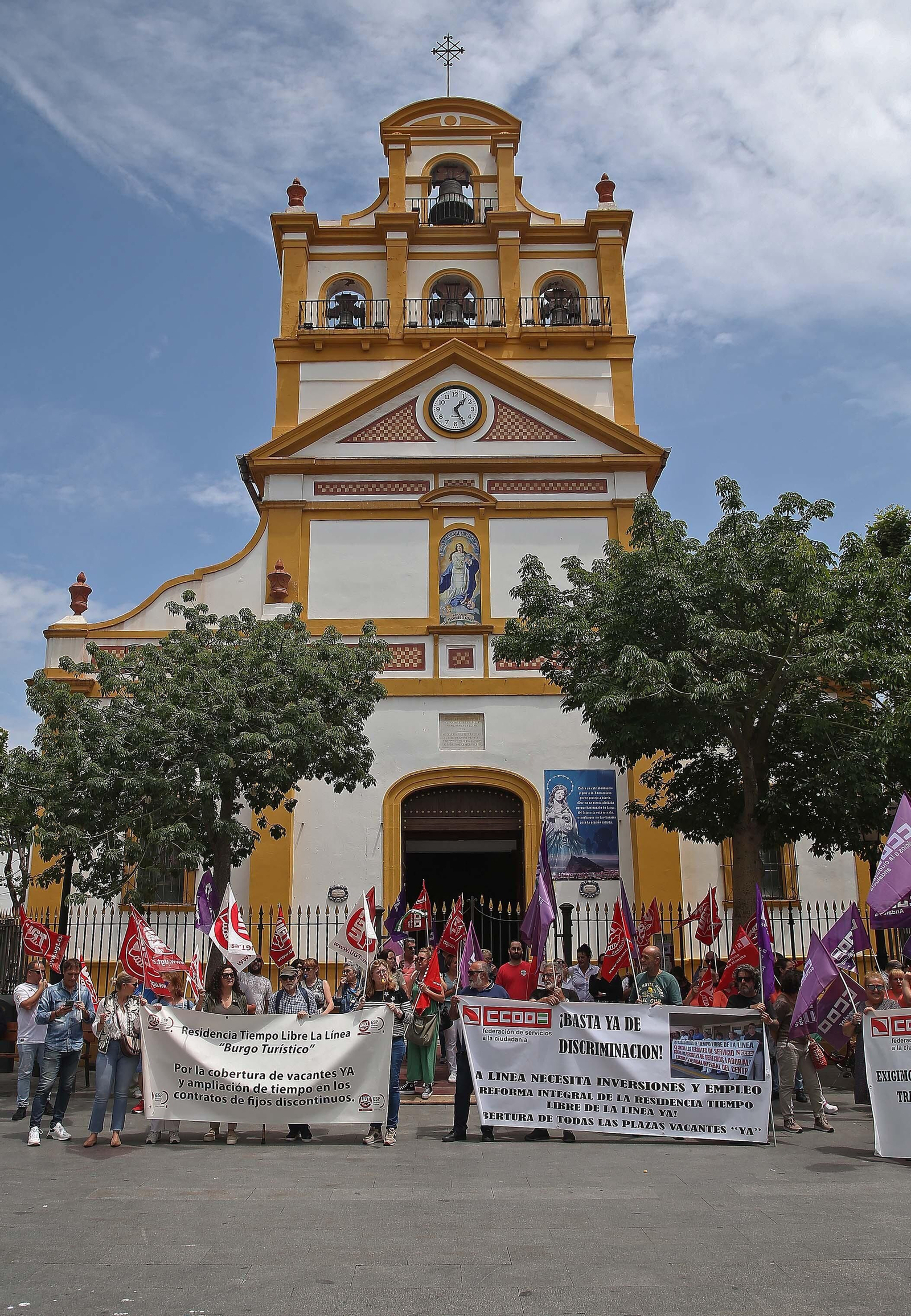La manifestación de la plantilla de la residencia de Tiempo Libre de La Línea, en imágenes
