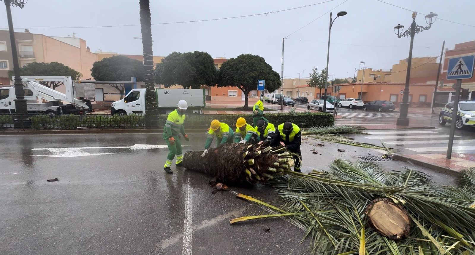 Las labores de los servicios de emergencia de Roquetas solventan los destrozos de la borrasca Kristin, en imágenes