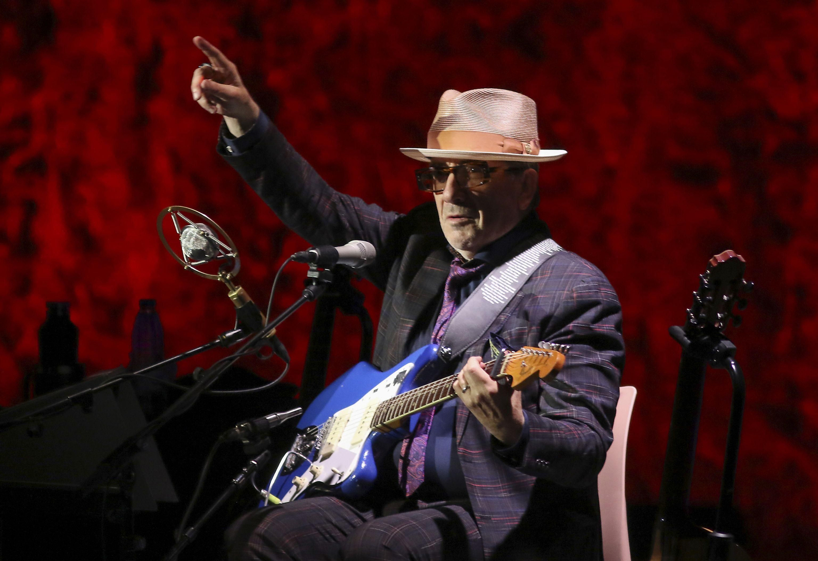 Así ha sido el concierto de Elvis Costello en Granada antes de su suspensión por la lluvia